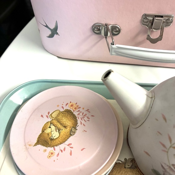 Adorable vintage child’s teaset in original carrying case. - Picture 4 of 12